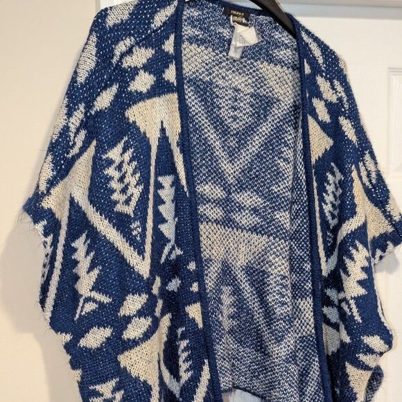 Forever 21 One Size Blue Grey Isle Fairy Aztec Ruana Wrap Sweater (bin R) - Picture 4 of 6